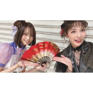 Anju Inami Instagram - おこん。
みんな元気にしてるかな( ˘ᵕ˘ )
．
#t7s Anniversary Liveから
あっという間に1週間。
．
ちょっぴり。
いや、しっかり。#ナナシス LIVEロスです。笑
．
『またいつか
必ずジェダとしてステージに立ちたい』
．
そう強く思えたのは、
ずっと待っていてくれた支配人さんや、
温かく迎えてくれて、
たくさんの愛ある言葉をくださった
ナナシスの皆様がいたからこそだと感じています。
本当に、感謝しかなくって。
．
彼女と出逢ってからの長い時間へ
想いを巡らせながら
パフォーマンスや言葉のひとつ、ひとつを
噛み締めて歌い届けました。
．
あの日の自分は
ジェダとして生きることに
全力で、夢中だったようにおもいます。
．
デビューシングル
〝Striking Diamond〟
彼女だけの、想いと心がつまった楽曲。
レコーディングした時から、ずっと大好きで。
彼女はなんて素直に
秘めていた心を歌うのだろうと
．
ステージの上で歌って改めて感じました
本当にすごい。と
．
まるで、
私とジェダの手を繋がせてくれるためにあるような、
そんな感覚。
．
登場から頭の歌い出しまでの緊張も、
気付けば、どこかへ吹っ飛んで。笑
音に身を任せ思いっきり楽しんでました…っ
．
Day.1 MCではソロ3人のトークでは
はじめましてだったのに
なんだか居心地の良い空間でした。笑
お二人共可愛くて、親切で頼もしくて
伊波は、ほんとに助けられました🥂𓈒𓏸◌
．
Day.2 はコドモ連合の皆さんとっ
私の靴が10cmヒールだったこともあり
リアルに抱きしめたくなる距離感でした。笑
きゅんきゅんしたなぁ…優しい空間に
あたたかさをたくさんもらいました⸝⸝⸝♡︎
．
そんな気持ちの中、ラスト全体曲の2曲では
幸せに包まれながら安心して
パフォーマンスできて( ˙ ˙˵)♪
．
支配人の皆様の前に
その日の全メンバーがステージに並び
踊りや想いを揃えて、紡いでゆく。
．
ハルちゃんが言っていたように
いろんな状況下の中、
それが出来ることは当たり前のことではなく
すごくすごく幸せなことで。
本当に夢のような時間だったと
いまでも鮮明に残っています…っ
．
この1週間でも何度か思い出しては
笑顔になってましたし( ˶ˊᵕˋ)
．
それくらい、大切で感謝溢れる時間でした。
ハルちゃんの背中、カッコよかったなぁ
．
そして最後に
私をジェダとして仕上げてくれた
💄✨Hair Make．清水さん
あのステージで
私が彼女と自由に生きる力を、
姿を支配人へ魅せることが出来たのは
紛れもなく、清水さんのおかげです。
私が色々アクティング出来るような
髪の遊びは残しつつ、
どんなに動いても崩れない！
最強パーマ風スタイル。( `･ㅂ･)و
．
清水さんは、いつも自信のない私に
あんちゃんなら大丈夫だよ！
行っておいでっ！っていう
勇気と自信の力強い御守りを
私の顔と髪に授けてくれてる気がしてる。笑
〝ステージに立つため〟を一緒につくることが
本当に幸せだし大好き。
．
👠¨̮ stylist. 大白 沙知さん
はじめましてなのに、
とても親身になって寄り添って
素敵なお衣装に仕上げてくださいました！！
靴や普段には珍しいパンツスタイルで
不安だった私へ
丁寧にヒアリングをしてくれたり
本番のTシャツも
両日違ったアレンジを施してくれて
ジェダちゃんに似合うように
仕立ててくれていたんですっ
めちゃくちゃ嬉しかったし、
初現場の中で本当に心強かった(´；ω；｀)。
．
すごく長くなっちゃったけど
それだけ想い溢れる最高の時間を
過ごさせて頂きました。
．
改めて、全ての皆様へ
大きな拍手と感謝を…！！！
．
また必ず( ˘ᵕ˘ )
彼女とみんなに会えるその日までっ
．
#t7s #ナナシス #ジェダ・ダイヤモンド #inamianju