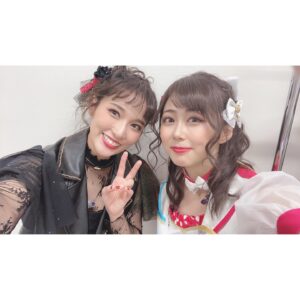 Anju Inami Instagram - おこん。
みんな元気にしてるかな( ˘ᵕ˘ )
．
#t7s Anniversary Liveから
あっという間に1週間。
．
ちょっぴり。
いや、しっかり。#ナナシス LIVEロスです。笑
．
『またいつか
必ずジェダとしてステージに立ちたい』
．
そう強く思えたのは、
ずっと待っていてくれた支配人さんや、
温かく迎えてくれて、
たくさんの愛ある言葉をくださった
ナナシスの皆様がいたからこそだと感じています。
本当に、感謝しかなくって。
．
彼女と出逢ってからの長い時間へ
想いを巡らせながら
パフォーマンスや言葉のひとつ、ひとつを
噛み締めて歌い届けました。
．
あの日の自分は
ジェダとして生きることに
全力で、夢中だったようにおもいます。
．
デビューシングル
〝Striking Diamond〟
彼女だけの、想いと心がつまった楽曲。
レコーディングした時から、ずっと大好きで。
彼女はなんて素直に
秘めていた心を歌うのだろうと
．
ステージの上で歌って改めて感じました
本当にすごい。と
．
まるで、
私とジェダの手を繋がせてくれるためにあるような、
そんな感覚。
．
登場から頭の歌い出しまでの緊張も、
気付けば、どこかへ吹っ飛んで。笑
音に身を任せ思いっきり楽しんでました…っ
．
Day.1 MCではソロ3人のトークでは
はじめましてだったのに
なんだか居心地の良い空間でした。笑
お二人共可愛くて、親切で頼もしくて
伊波は、ほんとに助けられました🥂𓈒𓏸◌
．
Day.2 はコドモ連合の皆さんとっ
私の靴が10cmヒールだったこともあり
リアルに抱きしめたくなる距離感でした。笑
きゅんきゅんしたなぁ…優しい空間に
あたたかさをたくさんもらいました⸝⸝⸝♡︎
．
そんな気持ちの中、ラスト全体曲の2曲では
幸せに包まれながら安心して
パフォーマンスできて( ˙ ˙˵)♪
．
支配人の皆様の前に
その日の全メンバーがステージに並び
踊りや想いを揃えて、紡いでゆく。
．
ハルちゃんが言っていたように
いろんな状況下の中、
それが出来ることは当たり前のことではなく
すごくすごく幸せなことで。
本当に夢のような時間だったと
いまでも鮮明に残っています…っ
．
この1週間でも何度か思い出しては
笑顔になってましたし( ˶ˊᵕˋ)
．
それくらい、大切で感謝溢れる時間でした。
ハルちゃんの背中、カッコよかったなぁ
．
そして最後に
私をジェダとして仕上げてくれた
💄✨Hair Make．清水さん
あのステージで
私が彼女と自由に生きる力を、
姿を支配人へ魅せることが出来たのは
紛れもなく、清水さんのおかげです。
私が色々アクティング出来るような
髪の遊びは残しつつ、
どんなに動いても崩れない！
最強パーマ風スタイル。( `･ㅂ･)و
．
清水さんは、いつも自信のない私に
あんちゃんなら大丈夫だよ！
行っておいでっ！っていう
勇気と自信の力強い御守りを
私の顔と髪に授けてくれてる気がしてる。笑
〝ステージに立つため〟を一緒につくることが
本当に幸せだし大好き。
．
👠¨̮ stylist. 大白 沙知さん
はじめましてなのに、
とても親身になって寄り添って
素敵なお衣装に仕上げてくださいました！！
靴や普段には珍しいパンツスタイルで
不安だった私へ
丁寧にヒアリングをしてくれたり
本番のTシャツも
両日違ったアレンジを施してくれて
ジェダちゃんに似合うように
仕立ててくれていたんですっ
めちゃくちゃ嬉しかったし、
初現場の中で本当に心強かった(´；ω；｀)。
．
すごく長くなっちゃったけど
それだけ想い溢れる最高の時間を
過ごさせて頂きました。
．
改めて、全ての皆様へ
大きな拍手と感謝を…！！！
．
また必ず( ˘ᵕ˘ )
彼女とみんなに会えるその日までっ
．
#t7s #ナナシス #ジェダ・ダイヤモンド #inamianju