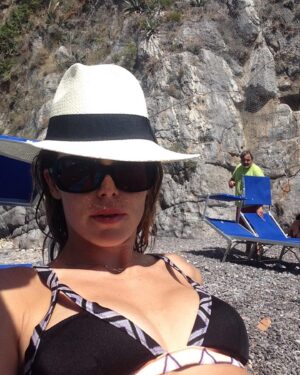 Anna Hutchison Instagram - Should’ve asked that guy in green to take my pic 😎💚 #featuredextra #stoletheshow #positano