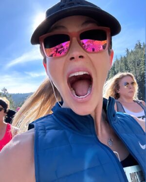 Anna Hutchison Instagram - Woohoo!!!! @rocktahoehalf you absolute beauty! Such a gorgeous run 🏃🏼‍♀️ 
Thanks so much Gaz @getrunning ! I’ve had so much fun training for this #halfmarathon 
And thank you to my beautiful cheer squad! 👨‍👩‍👧‍👦
Where are we running next??😝