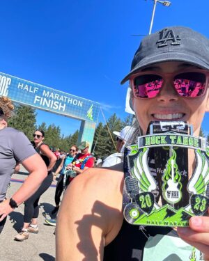 Anna Hutchison Instagram - Woohoo!!!! @rocktahoehalf you absolute beauty! Such a gorgeous run 🏃🏼‍♀️ 
Thanks so much Gaz @getrunning ! I’ve had so much fun training for this #halfmarathon 
And thank you to my beautiful cheer squad! 👨‍👩‍👧‍👦
Where are we running next??😝