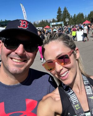 Anna Hutchison Instagram - Woohoo!!!! @rocktahoehalf you absolute beauty! Such a gorgeous run 🏃🏼‍♀️ 
Thanks so much Gaz @getrunning ! I’ve had so much fun training for this #halfmarathon 
And thank you to my beautiful cheer squad! 👨‍👩‍👧‍👦
Where are we running next??😝