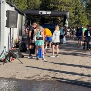 Anna Hutchison Instagram - Woohoo!!!! @rocktahoehalf you absolute beauty! Such a gorgeous run 🏃🏼‍♀️ 
Thanks so much Gaz @getrunning ! I’ve had so much fun training for this #halfmarathon 
And thank you to my beautiful cheer squad! 👨‍👩‍👧‍👦
Where are we running next??😝