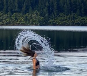 Anna Hutchison Instagram - Doing one of my favorite things, with one of my favorite people, in one of my favorite places 🏃🏼‍♀️😝 #running #rotorua #coldplunge #wimhof #bylr #hairflip