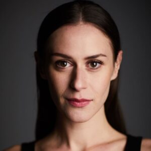 Anna Jakab Rakovská Instagram - "Na zemi je to ohromné,
takže sa vôbec nespolieham na náhodu,
ale prichádzam na svet tak často,ako sa len dá." ((The one and only): Taťjana Lehenová: Pre vybranú spoločnosť) <3
📷@dorota.holub