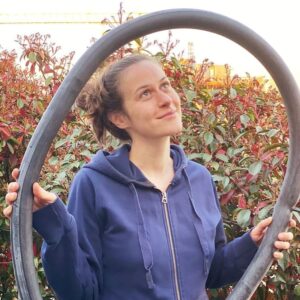 Anna Jakab Rakovská Instagram - Kto vám dnes dá dušu len tak? Ja som narazila na Cyklošpecialistov a sú to gentlemani! Darovali mi čisto novú. 🙃
#healing my soul #new tire tube - new soul.