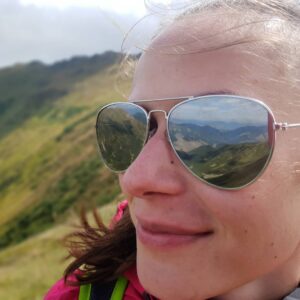 Anna Jakab Rakovská Instagram - Tento rok ani túra ani hrebeňovka, hovoríš? 
😵 🤧ja to bez kopcov dlho vydrzat nevieeem,ale čo no...vyckam🙃.@robojakab
>Túrovala by som,až sa trasiem!< #deficit #placebo turizmus #hory #hoľe #doľe #vŕšky #riečky #mobilofky