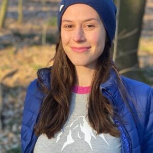 Anna Jakab Rakovská Instagram - Dostala som od @tatras.store -kúpiš tričko/ponožky na túry ==> vysadia strom. <3 
Prispiet na ochranu lesov bez zásahov môžete napr. cez @vlkloz -robia to skvele! Aby sme sa mali kde nadýchnuť,keď tá korona prejde.
Fotil mažel za jazdy,na mieste tajnom, lebo tam skoro nikoho nebolo okrem nás. 
PS:rúško samozrejme v ruke