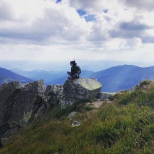 Anna Jakab Rakovská Instagram - Tento rok ani túra ani hrebeňovka, hovoríš? 
😵 🤧ja to bez kopcov dlho vydrzat nevieeem,ale čo no...vyckam🙃.@robojakab
>Túrovala by som,až sa trasiem!< #deficit #placebo turizmus #hory #hoľe #doľe #vŕšky #riečky #mobilofky