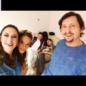 Anna Jakab Rakovská Instagram - Ved toto bolo pred rokom! moja oblubena  Nikola bez hanby no zato s gurazou. :))
A velmi vtipna parta hic kolegov :-* (zo zbierky co mi vyplul telefon)
#kuchyňa #tvmarkiza #2019
@silviasoldanova
@zitarigondeaux @lukaslatinak -samkospisak @marian.mitas @kswari čautee
@jakub_gogal naľivaj