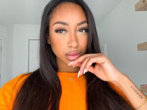Anna-Maëlle Laprise Instagram - feelin orange today 🍊🦁