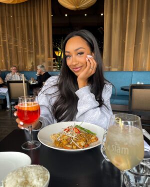 Anna-Maëlle Laprise Instagram - dinner date: expectation vs reality🥢