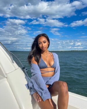 Anna-Maëlle Laprise Instagram - life’s better in a bikini🤍🐚🌊