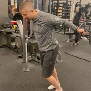 Anna Mannheimer Instagram - Man ska ju inte skryta.
Men jag är ju ingen Man.
Min rörelse ”Pilen” börjar sprida sig bland svenska tränare.
Här ser ni Pt-Petter utföra den på ett av stans bästa gym.
Just det, när jag ändå är igång -fick Göteborgs Stads förtjänsttecken häromveckan 
#duvetaldrignärdenkommer #pilen