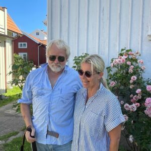 Anna Mannheimer Instagram - Stackars Peter @skinntrumpeter och chefen @ciccistenborg  som måste gå till jobbet idag också.
Konstvandringen på Mollösund fortsätter  tyvärr både idag o i morgon.
Själv badar jag naken vid en sjöbod.
#skärpet #gottegris