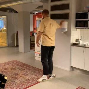 Anna Mannheimer Instagram - Då så, förloraren i veckans Fejden i P4 tar sitt straff....

@srplay #fejdenip4