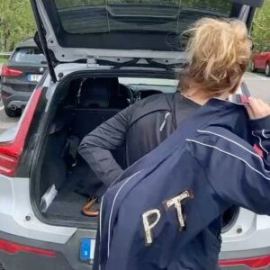 Anna Mannheimer Instagram - Nytt Fejden avsnitt på fredag.
Men här kommer (tyvärr) förra veckans Fejdenstraff.
Vilket innebar att tvångsträna oskyldiga motionärer på ett utegym.
Ps. Om du självtränar - glöm inte Pilen.
@fejdenip4 @srplay @hectorapa @annaspolander @karin_janson