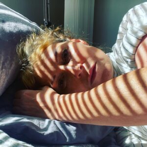 Anna Mannheimer Instagram - Den här morgonen;
- Torrt, frissigt hår
  Fett, mjukt persiennljus