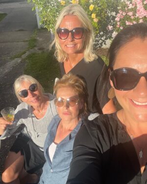 Anna Mannheimer Instagram - Nu skvallras det!!!!!
Mollösundskvällen är perfekt 
Om du vill veta något om en kändis hör gärna av dig.
@ciccistenborg @fatimabonafe och Helene