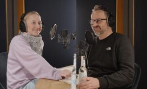 Anna Maria Mühe Instagram - Eine neue Folge Feelings Podcast von @kurt_kroemer_berlin mit mir als Gast💙 #podcast #feelings #vielspaß #wasaufdieohren @amazonmusicde ab nächster Woche dann überall wo es Podcasts gibt.. @schuermann_pr