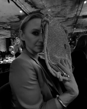 Anna Maria Mühe Instagram - #blingbling #magich danke @leenazimmermann und @steffiwillmann das ihr mich so wohlfühlen lasst 📸 @peribaumeister 💙