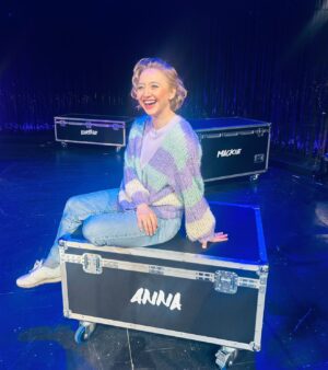 Anna Maria Mühe Instagram - Wir sehen uns nächstes Jahr wieder! Was für eine Reise, was für eine Arbeit, was für Kolleginnen, was für ein Regiesseur,was für ein Team- das war unglaublich! Ich fühle mich beschenkt. Ich werde unser großartiges Publikum vermissen, ihr ward der absolute Knaller.  Danke💙. @christophertoelle @lilianjulie @birthe_wolter @mackieheilmann @schorinadine @johanna_asch @robertkesslermusic @niklaslinzer @komoedieberlin @fitz_skoglund #stolzundvorurteiloderso