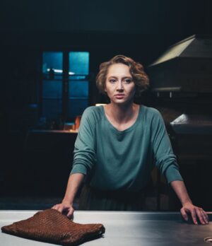 Anna Maria Mühe Instagram - Irgendwann ist es immer vorbei. #totenfrau du warst mir ein Fest. Der Abschied fällt mir schwer, dankbar für diese intensive Arbeit und die wunderschönen Begegnungen sage ich „Tschüss“ meine Blum!  Küsse gehen raus an  @nicolai.rohde @stephan_burchardt @bernhardaichner @mona.film.produktion @barry_films  @orf.at @netflixde @yousefsweid @rominakueper @michoufriesz @sebastian.huelk @emilia.pieske @maraluu @jennypopova @annazeitlhuber @the_gaffer_rob @carofitus und viele viele mehr..❤️