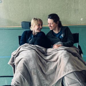 Anna Maria Mühe Instagram - Nach 17 Jahren dürfen wir endlich wieder gemeinsam vor der Kamera stehen.. was für eine Freude das ist!  I love u big time @alice.dwyer #solofürweiss @networkmovie @gunnarfuss #werhatsgecastet @rebeccagerling @polli.elsner 🫶🏻