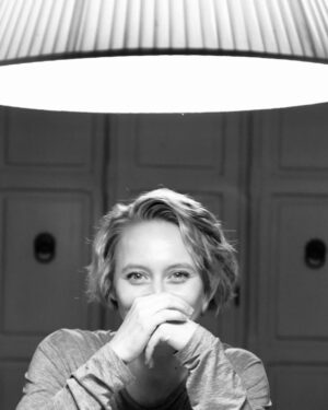 Anna Maria Mühe Instagram - Woche geschafft dank grandiosem Team und tollem Regiesseur @nicolai.rohde ❤️ #totenfrau @mona.film.produktion @barry_films @netflixde 👊
