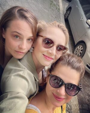 Anna Maria Mühe Instagram - Heute wieder neue Folge von #unterdry online ( überall wo es Podcasts gibt) „worüber reden wir eigentlich?“ @jasnafritzibauer @cristinadorego @podstars.omr 
#workingwithfriends #diedreidamenvomgrill