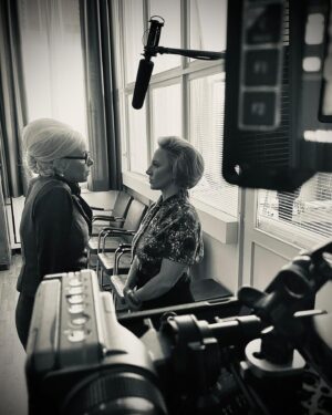 Anna Maria Mühe Instagram - Ab heute in der @ardmediathek die 2. Staffel #unserewunderbarenjahre mit meinen Herzenskolleginnen @katjariemann @vanessa_loibl @elisa_jo_lu unter der schützenden Hand unserer einzigartigen @missmirathiel mit der ich jede Reise wieder gehen würde! Danke an das genaue und weise Auge des @thomas___schiller danke @ufa_production für die Chance und jetzt viel Freude beim gucken💙 #wdr #ufa #ardmediathek #uwj2  linear am 11./15.& 22.3. in der ARD jeweils 20:15 Uhr