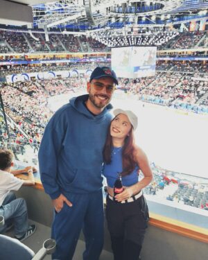 Anna Marie Purić Instagram - Naši chlapci zahrali včera krásne a bratia postupujú! 🏒 Boli sme prvýkrát na majstrovstvách sveta naživo a musím povedať, bol to životný zážitok. Atmosféra by sa dala krájať. Fandíme ďalej! 🇸🇰❤️🇨🇿 #mssveta2024 #IIHF #ICEHOCKEY #LADOVYHOKEJ