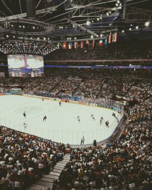 Anna Marie Purić Instagram - Naši chlapci zahrali včera krásne a bratia postupujú! 🏒 Boli sme prvýkrát na majstrovstvách sveta naživo a musím povedať, bol to životný zážitok. Atmosféra by sa dala krájať. Fandíme ďalej! 🇸🇰❤️🇨🇿 #mssveta2024 #IIHF #ICEHOCKEY #LADOVYHOKEJ