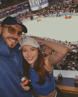 Anna Marie Purić Instagram - Naši chlapci zahrali včera krásne a bratia postupujú! 🏒 Boli sme prvýkrát na majstrovstvách sveta naživo a musím povedať, bol to životný zážitok. Atmosféra by sa dala krájať. Fandíme ďalej! 🇸🇰❤️🇨🇿 #mssveta2024 #IIHF #ICEHOCKEY #LADOVYHOKEJ