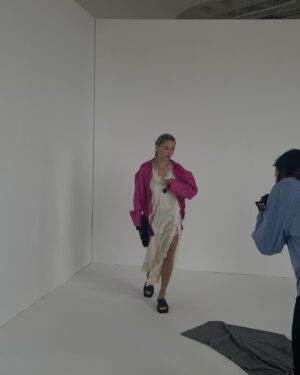 Anna Marie Purić Instagram - Tyhle super fotky vznikly díky outfitům, které jsou z nové limitované kolekce Cherish Waste Story od @HM. Je to další ze série udržitelných kolekcí z jejich konceptu INNOVATION STORIES. Baví mě jak jsou kousky barevné, sexy a zároveň ještě vyrobené z inovativních udržitelných materiálů! 💯🌱

Kolekce bude k dostání pouze online už teď od čtvrtka 21/4 a vy můžete soutěžit o GIFT BOX, který jsem pro vás připravila. Najdete v něm můj nejoblíbenější outfit z kolekce – srdíčkové pyžámko a další 2 překvapení. Soutěží se v aplikaci H&M Hello Member, přeju hodně štěstí! ☀️💓 odkaz najdeš ve stories! 

@HM @cosmopolitan_cz #HM #HMinnovation #HelloMember