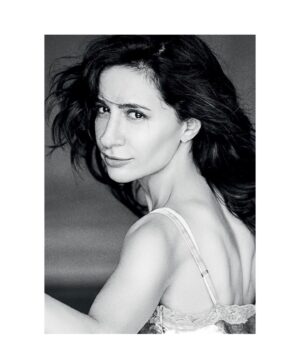 Anna Melikyan Instagram - Давно заметила, когда ты в жизни принимаешь неправильное решение в чем-то важном, то вокруг и все остальное начинает медленно рассыпаться, как будто кто-то держал тебя за руку и отпустил. А когда ты не прячешься и идешь навстречу своему пути развития, как бы ни было страшно, вся Вселенная начинает помогать тебе и открываются даже те возможности, которые всегда были от тебя закрыты. Как в компьютерной игре. Направо пойдешь - чудо найдешь, налево пойдешь - вяло доживешь) 😎 #мыслисутра
📷 @dashayastrebova