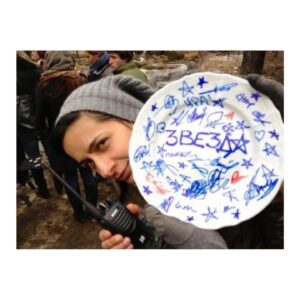 Anna Melikyan Instagram - Вчера ходила представлять в кинотеатр Салют свой фильм «Звезда». Решила посмотреть фильм со зрителями, потому что в прошлом году, когда показывала фильм «Русалка», пришла только на обсуждение, фильм не посмотрела и опозорилась, выяснилось, что я уже не помню фильм и не могу ни на один вопрос зрителей ответить. Тогда меня спас кинокритик Антон Долин @critic_dolin который помнит все фильмы в мире, и Антон вместо меня обьяснял зрителям что хотел сказать автор. В этот раз решила приду, просто освежу фильм в памяти. Стала смотреть, где-то в середине поняла, что она умрет, начала плакать, проплакала всю вторую половину фильма. Ближе к концу появилась надежда, что может пронесет и не умрет. Но она умерла.. В итоге к зрителям вышла в слезах, опять не могла ничего сказать, на этот раз меня спасла директор Кинотавра Ситора Алиева, рассказывала зрителям про первый показ фильма на Кинотавре..
Никогда больше не буду убивать героев в кино, пусть они всегда живут, хоть как, но живут и никогда не умирают.. #звезда