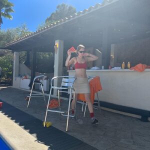 Anna of the North Instagram - !!! Currently in Barcelona practicing my Spanish cause I’m playing in Mexico City the 19th of October with my friend @alfietempleman :):))