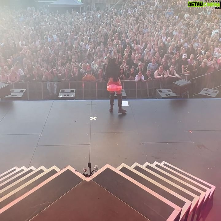 Anna Abreu Instagram - EILINEN FULL HOUSE ALLAS OLI NEXT FUCKING LEVEL! Tässä videodump!❤️❤️ 1. Rakastan tätä kohtaa keikalla🔥🔥 2. Teil on niin ihana meininki😭 3. @cledoos verse ja TWERK 4.Laulu ilman sanoja😭 5. Te lauloitte NIIIIIN kovaa ja kauniisti 6. Hame lens kesken dancebreikin 7. Kattokaa tää hahahahahahhaha jes uus ”festarikommellus” 1.,2.,4.,5.,7. 📷: @t.salmine 2 muuta klippii kiitos ihanat yleisössä olleet ku lähetitte