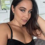 Anna Abreu Instagram - Moi. Täl viikol uutta musaa. Oon innoissani.👿