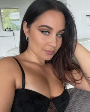 Anna Abreu Instagram - Moi. Täl viikol uutta musaa. Oon innoissani.👿