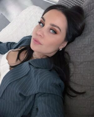 Anna Abreu Instagram - Nyt on kyl kaikkensa antanu olo. Huhhuh. Viikonloppuna vedettiin keikat Tampereella ja Tahkolla, kiitos niistä. Kiitti myös kutsuvieraille tän päivän keikasta Warnerin joululounaalla.🫶
Täl viikol viel yks keikka (Mäntässä🔥) ja sit jään lomalle ja palaan vast joskus tammikuun alkupuolella. Aion ottaa myös sometauon koko loman ajaks, joten tän viikon jälkeen en aio tänne päivitellä mitään. Älkää siis huolestuko. (Oikeesti tiiän et ketään ei kiinnosta haha.) 
Ens vuonna julkaistaanki tänne aika paljon matskuu ja sitäki enemmän musaa. 🥹🫶