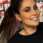 Anna Abreu Instagram - Tää kuvakollaasi kuvastaa hienosti mun fiilistä siitä, että mä esiinnyn kohta Tavastialla mun vikalla Stadin keikalla ennen kesää. 😂Onnellinen, mutta pelokas. Silmät on sielun peili, niin sanotaan. 20.30 nähään! Tulkaa ajoissa, tulee olee mestat tukossa!