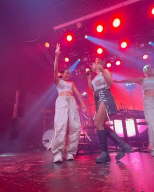 Anna Abreu Instagram - Tavastia. Teidän energia saa mulle vieläkin kylmät väreet. Oli USKOMATON KEIKKA ja uskomaton ilta. Rakastan teitä niin paljon. KIITOS. Haluan kiittää myös mun maailman parasta crewta joka mahdollistaa sen, että saan tehdä tätä tällä tasolla. ❤️ 
Eka kuva: @laurahaimila 
Muut kuvat ja videot: @t.salmine