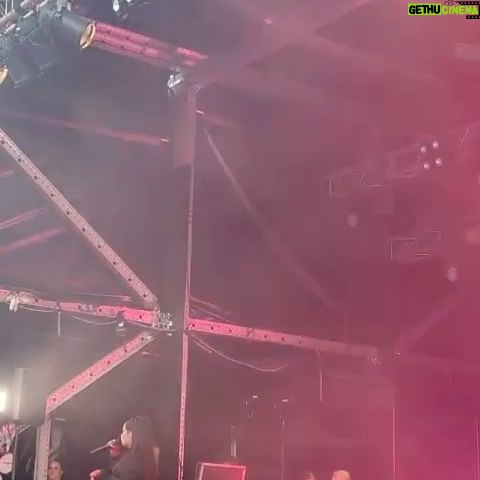 Anna Abreu Instagram - EILINEN FULL HOUSE ALLAS OLI NEXT FUCKING LEVEL! Tässä videodump!❤️❤️ 1. Rakastan tätä kohtaa keikalla🔥🔥 2. Teil on niin ihana meininki😭 3. @cledoos verse ja TWERK 4.Laulu ilman sanoja😭 5. Te lauloitte NIIIIIN kovaa ja kauniisti 6. Hame lens kesken dancebreikin 7. Kattokaa tää hahahahahahhaha jes uus ”festarikommellus” 1.,2.,4.,5.,7. 📷: @t.salmine 2 muuta klippii kiitos ihanat yleisössä olleet ku lähetitte