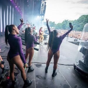 Anna Abreu Instagram - RUISROCK 22 -keikka kuvina.❤️ Kiitos jokaiselle, mä nautin joka sekunnista. Kiitos uskomaton yleisö ja mun koko loistava crew. Näist keikoista ei tulis mitään ilman mun tiimii. Vähän videomatskuu tulossa myöhemmin. 📸 @t.salmine