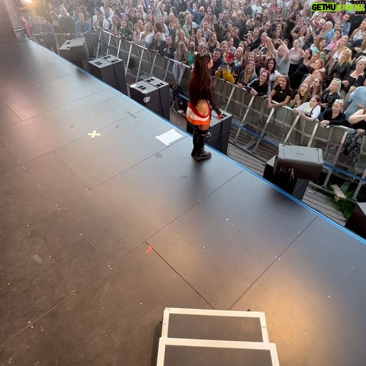 Anna Abreu Instagram - EILINEN FULL HOUSE ALLAS OLI NEXT FUCKING LEVEL! Tässä videodump!❤️❤️ 1. Rakastan tätä kohtaa keikalla🔥🔥 2. Teil on niin ihana meininki😭 3. @cledoos verse ja TWERK 4.Laulu ilman sanoja😭 5. Te lauloitte NIIIIIN kovaa ja kauniisti 6. Hame lens kesken dancebreikin 7. Kattokaa tää hahahahahahhaha jes uus ”festarikommellus” 1.,2.,4.,5.,7. 📷: @t.salmine 2 muuta klippii kiitos ihanat yleisössä olleet ku lähetitte