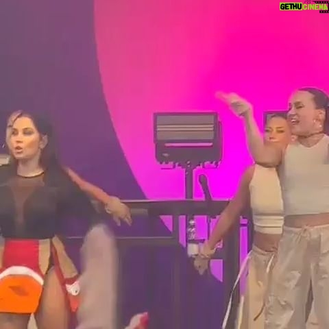 Anna Abreu Instagram - EILINEN FULL HOUSE ALLAS OLI NEXT FUCKING LEVEL! Tässä videodump!❤️❤️ 1. Rakastan tätä kohtaa keikalla🔥🔥 2. Teil on niin ihana meininki😭 3. @cledoos verse ja TWERK 4.Laulu ilman sanoja😭 5. Te lauloitte NIIIIIN kovaa ja kauniisti 6. Hame lens kesken dancebreikin 7. Kattokaa tää hahahahahahhaha jes uus ”festarikommellus” 1.,2.,4.,5.,7. 📷: @t.salmine 2 muuta klippii kiitos ihanat yleisössä olleet ku lähetitte