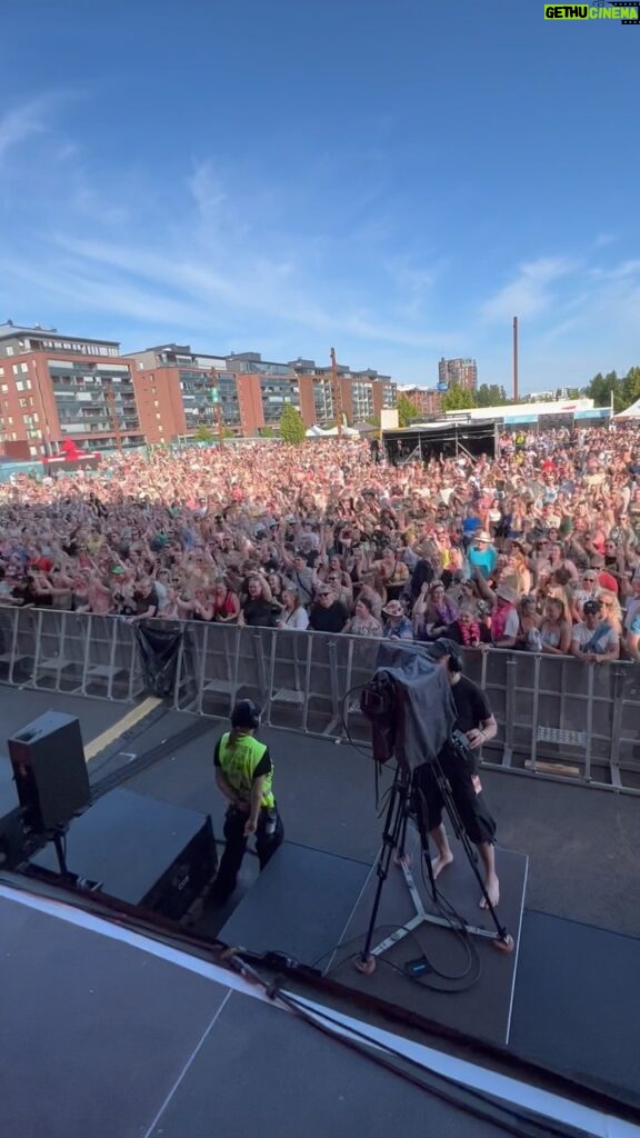 Anna Abreu Instagram - Kiitos Jyväskylä!!! Oli himmee! Huomenna Allas Sea Pool ja mesta räjähtää! Tulee olee tupa täynnä😍😍 📷: @t.salmine