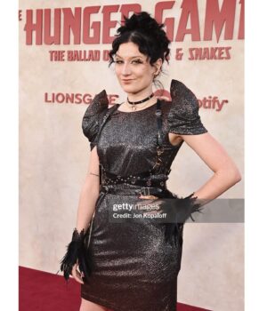 Anna Brisbin Instagram - The Hunger Games: The Ballad of Songbirds and Snakes…. sksksjsjjsjssnbsbd where to BEGINNNNN??!?!?! 

This premiere was everything. I adored the Hunger Games books and movies and never thought we’d be BACK IN PANEM but as horrendous and bloodthirsty as it is, IT FEELS SO GOOD TO BE BACK. 😂 And this movie is BEAUTIFUL. Watching Coriolanus Snow become who he’s destined to be is FASCINATING I LOVE A VILLAIN ORIGIN STORY. Tom Blyth killed it as Corio, and Dr. Gaul is probably my fav Viola Davis role ever, but I think *everyone* will be even more blown away by RACHEL FREAKIN ZEGLER and her STTTUUNNNINNGGG, INSPIRING, WONDERFUL, TALENTEDBRILLIANTINCREDIBLEAMAZINGSHOWSTOPPINGSPECTACULAR Lucy Gray Baird!! That girl can SING and BREAK YOUR HEART in two seconds flat! 💜🎙️🕊️✨ @tomblyth @violadavis @rachelzegler

This story is gripping from beginning to end. Which is impressive because baby she’s LONGGG. I feel like I just watched a whole trilogy in one sitting but I LOVED IT. 😍🕊️🐍✨

Thank you thank you thank you @lionsgate for the invite to the premiere. For dress code you said “Capitol Chic” and I asked myself What Would Cinna Do. 💛✨ Now brb I’m going to binge the original movies IMMEDIATELY.

@thehungergames #LionsgatePartner #TheHungerGames #TheBalladOfSongbirdsAndSnakes